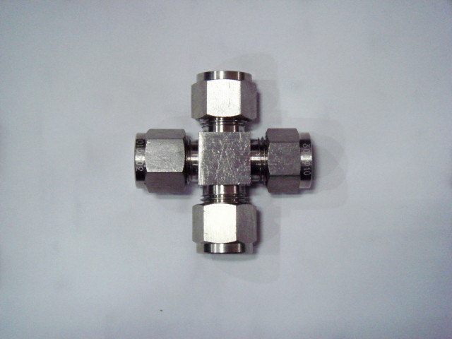 卡套(tào)四通接頭