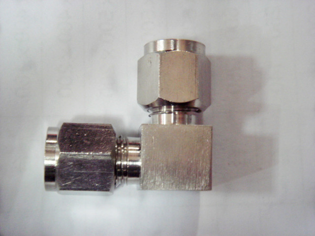 卡套彎頭中(zhōng)間接頭