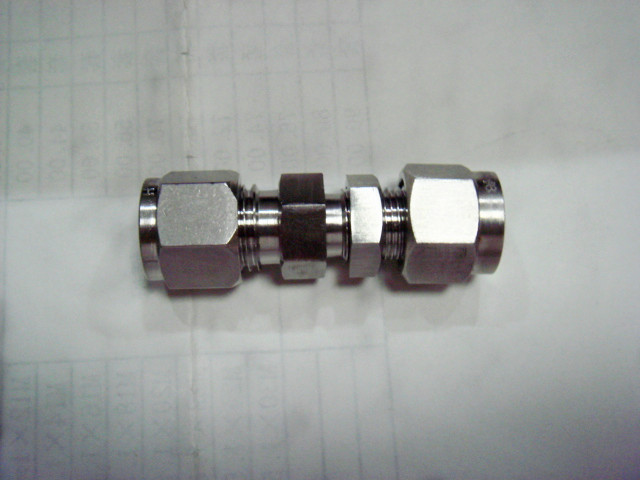 卡套直通穿闆(pǎn)接頭